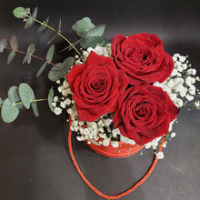 Carica l&#39;immagine nel visualizzatore di Gallery, Flower box 3 rose rosse - piccolo

