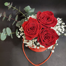Carica l'immagine nel visualizzatore di Gallery, Flower box 3 rose rosse - piccolo