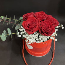 Carica l&#39;immagine nel visualizzatore di Gallery, Flower box 5 rose rosse - medio
