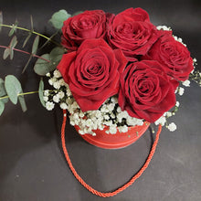 Carica l'immagine nel visualizzatore di Gallery, Flower box 5 rose rosse - medio