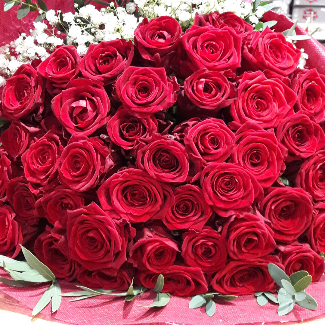 Bouquet di 50 rose rosse: Esplosione d'Amore